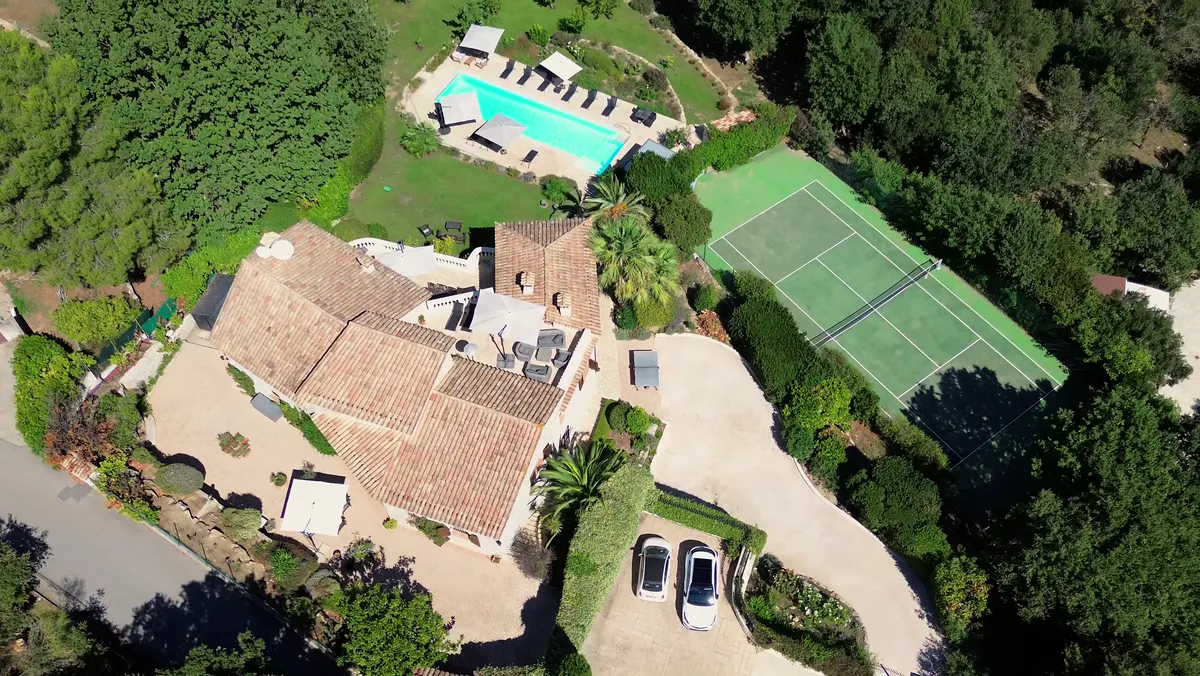 Vue du ciel · Demeure et tennis