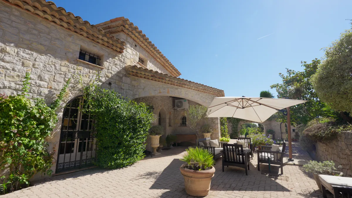 Extérieur · Demeure · Terrasse sous parasol