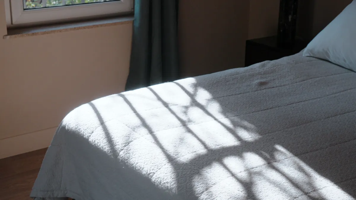 Lumière sur un lit