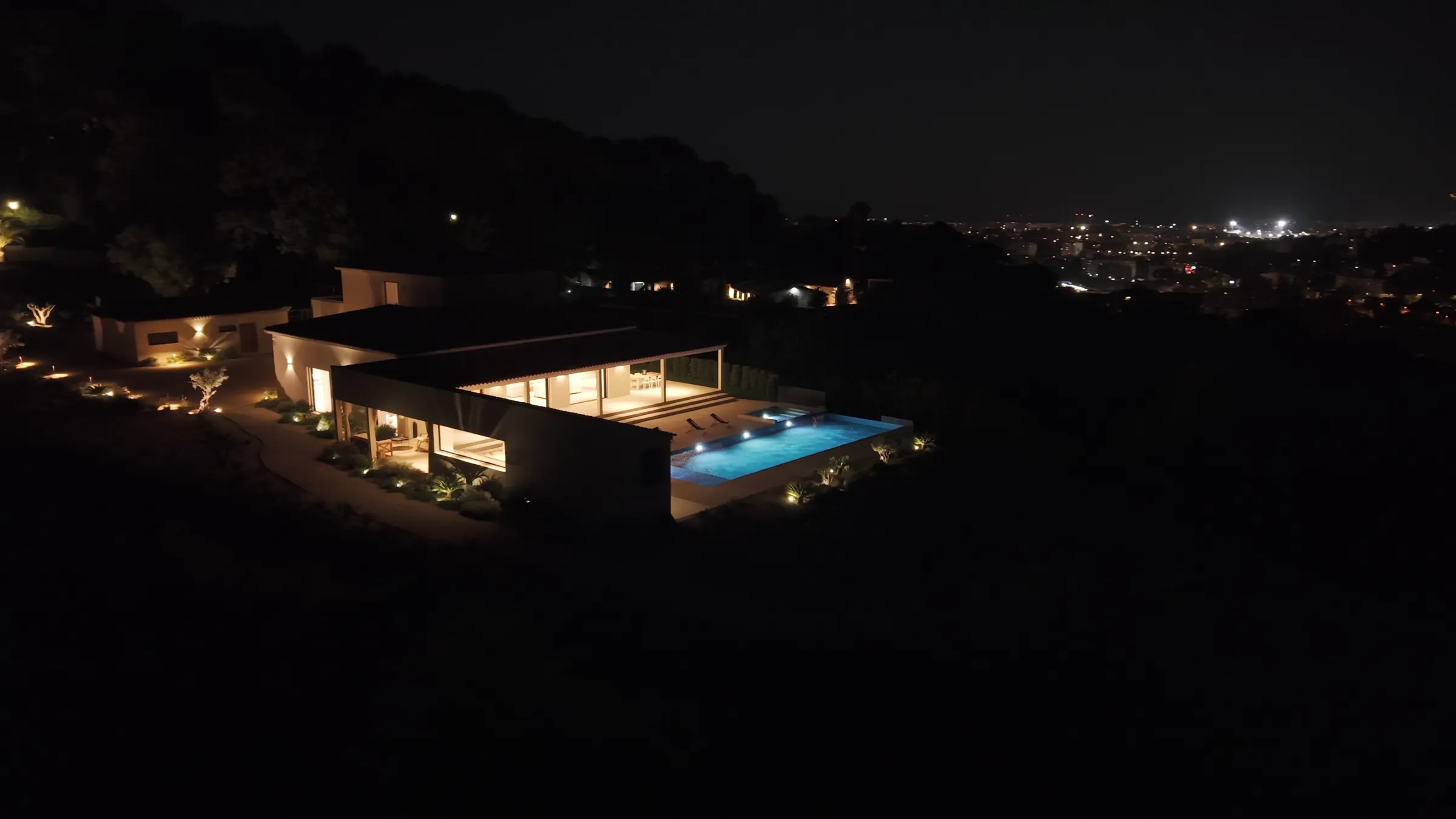 Villa à la tombée de la nuit, extrait d’un tournage