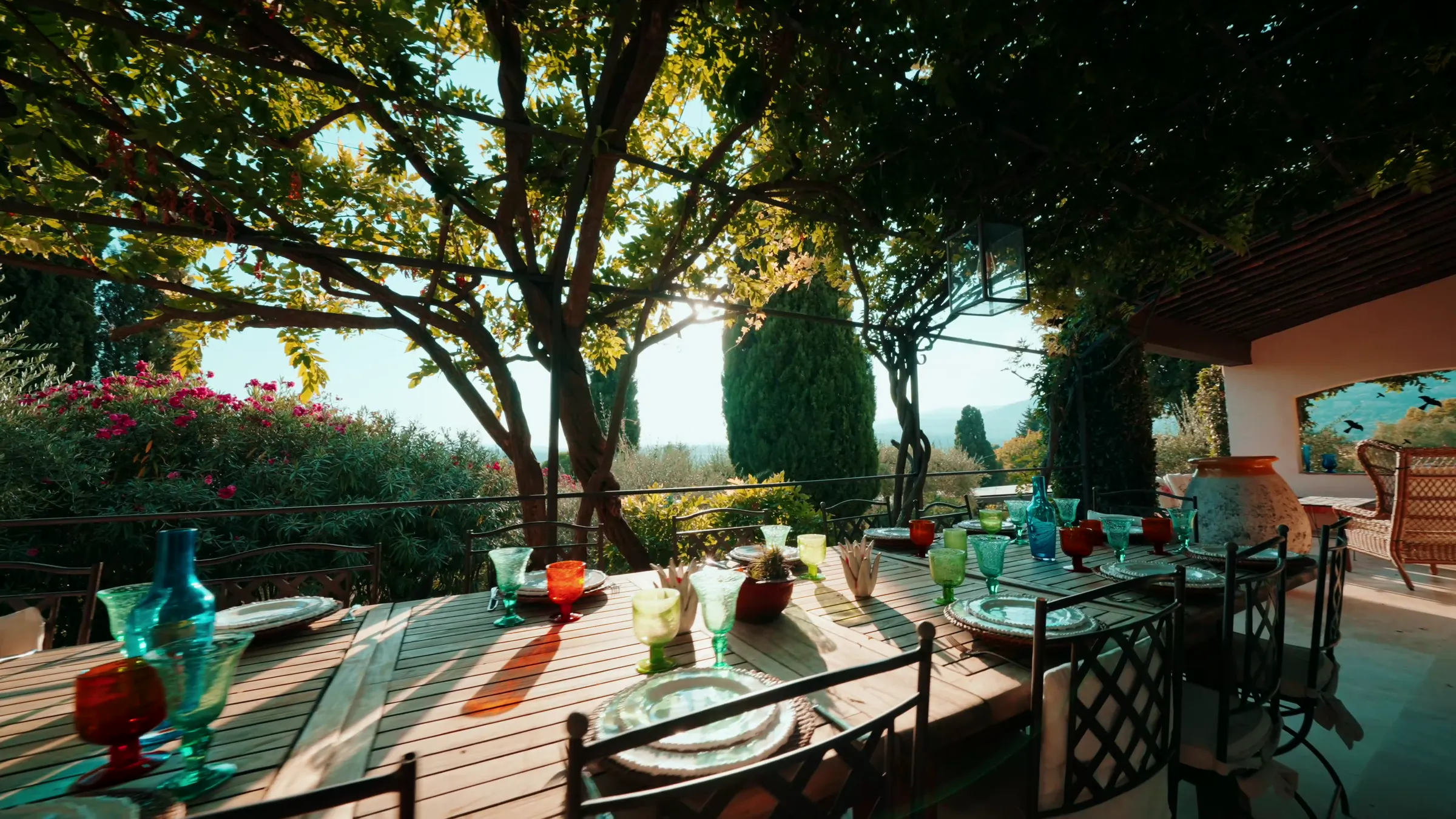 Table dressée au jardin, extrait d’un tournage
